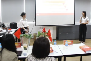 Sinh viên trình bày đề tài nghiên cứu khoa học tại hội thảo.