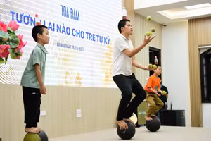 Trẻ tự kỷ của Trung tâm Hoa xuyến chi (Bắc Giang) biểu diễn trước khi Tọa đàm "Tương lai nào cho trẻ tự kỷ?" được diễn ra. Ảnh: THẾ DƯƠNG.