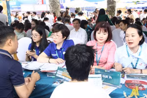 Gian tư vấn của Học viện Tài chính luôn thu hút sự quan tâm đặc biệt của phụ huynh và học sinh.
