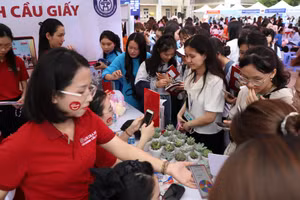 Ngày hội giới thiệu việc làm và ký kết hợp tác năm 2025 của Trường Đại học Thủ đô Hà Nội thu hút đông đảo sinh viên tham dự.