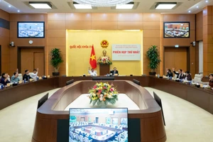 Các thành viên Ủy ban tham dự biểu quyết thông qua 6 văn bản thuộc thẩm quyền, trách nhiệm của Ủy ban dự thảo sửa đổi Hiến pháp.