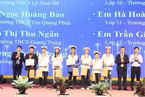 7 học sinh được trao giải nhất.