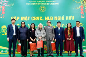 Lãnh đạo Khoa Chăn nuôi tặng quà cho cán bộ, giảng viên đã nghỉ hưu.