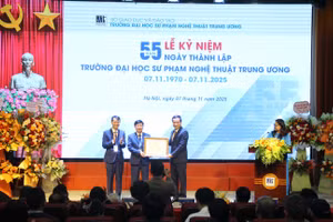 Ông Triệu Thế Hùng – Phó Chủ nhiệm Ủy ban Văn hóa, Xã hội của Quốc hội trao Bằng khen của Bộ trưởng Bộ GD&ĐT cho Trường ĐH Sư phạm Nghệ thuật Trung ương.