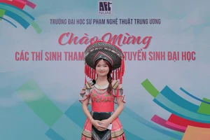 Thí sinh xúng xính váy áo dự thi năng khiếu vào Trường ĐH Sư phạm Nghệ thuật Trung ương.