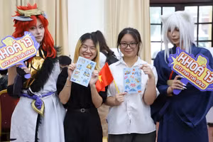 Tân sinh viên hào hứng với buổi nhập học trực tiếp.