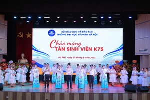 Văn nghệ chào mừng tân sinh viên K75, Trường ĐH Sư phạm Hà Nội.