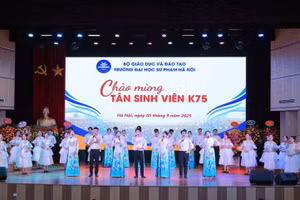 Văn nghệ chào mừng tân sinh viên K75, Trường ĐH Sư phạm Hà Nội.