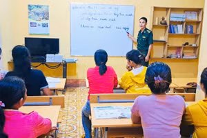 Thiếu tá Nguyễn Văn Luân trực tiếp dạy môn Toán tại lớp xóa mù chữ ở làng Khôn. Ảnh: NVCC.