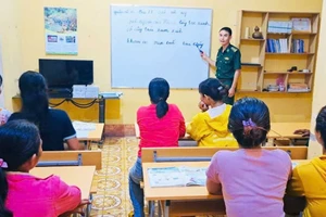 Thiếu tá Nguyễn Văn Luân trực tiếp dạy môn Toán tại lớp xóa mù chữ ở làng Khôn. Ảnh: NVCC.