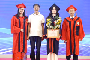 Dương Thị Mai Dung cùng bố và thầy, cô sau khi được vinh danh, khen thưởng.