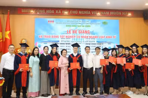 Các tân cử nhân nhận bằng tốt nghiệp.