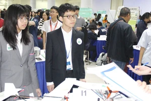 Nguyễn Minh Hạnh và Nguyễn Bình – học sinh lớp 7B1, Trường Vinschool Metropolis lắng nghe nhận xét của Ban giám khảo.