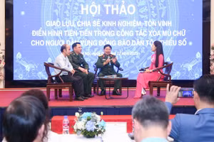 Các khách mời giao lưu, chia sẻ công tác xóa mù chữ cho đồng bào dân tộc thiểu số.