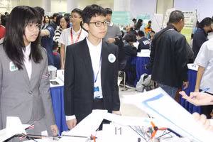 Nguyễn Minh Hạnh và Nguyễn Bình – học sinh lớp 7B1, Trường Vinschool Metropolis lắng nghe nhận xét của Ban giám khảo.