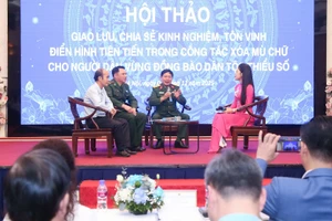 Các khách mời giao lưu, chia sẻ công tác xóa mù chữ cho đồng bào dân tộc thiểu số.