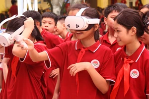 Học sinh Trường THCS Vĩnh Hưng thích thú với trải nghiệm "Thực tế ảo" - tham gia vào thế giới Metaverse.