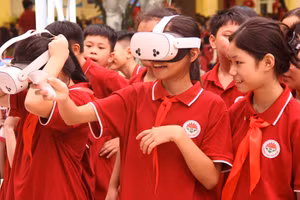 Học sinh Trường THCS Vĩnh Hưng thích thú với trải nghiệm "Thực tế ảo" - tham gia vào thế giới Metaverse.