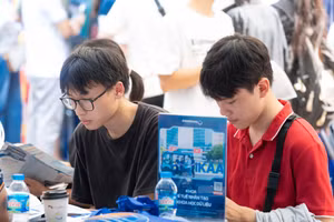 Thí sinh tham dự ngày hội tư vấn tuyển sinh, hướng nghiệp năm 2025 tại Đại học Bách khoa Hà Nội.