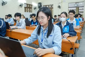 Sinh viên tham gia Cuộc thi Olympic Tin học, Tiếng Anh không chuyên tại Trường ĐH Mở Hà Nội.