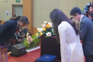 Nghi lễ trước khi nhận bằng tốt nghiệp của học sinh Trường Quốc tế Nhật Bản.