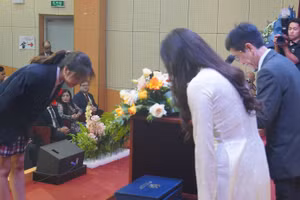 Nghi lễ trước khi nhận bằng tốt nghiệp của học sinh Trường Quốc tế Nhật Bản.