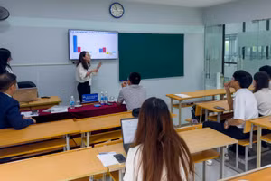 Sinh viên chia sẻ kết quả nghiên cứu tại phiên thảo luận trong khuôn khổ của hội thảo.