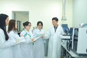 Sinh viên Khoa Tài nguyên và Môi trường, Học viện Nông nghiệp Việt Nam thực hiện nghiên cứu trong phòng thí nghiệm hiện đại. 