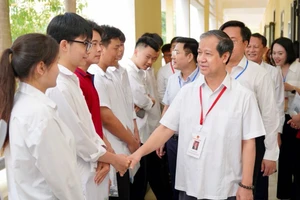 Bộ trưởng Nguyễn Kim Sơn động viên thí sinh tại điểm thi Trường THPT Hai Bà Trưng (Vĩnh Phúc).