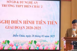 Thầy Trần Văn Quân phát biểu tại Hội nghị điển hình tiên tiến giai đoạn 2020 - 2025 do Sở GD&ĐT Nghệ An tổ chức.