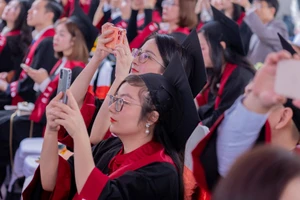 Các tân tiến sĩ, thạc sĩ trong ngày nhận bằng tốt nghiệp.