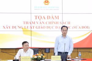 Thứ trưởng Bộ GD&ĐT Hoàng Minh Sơn chủ trì tọa đàm.