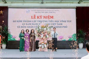 Trường Tiểu học Vĩnh Tuy đón nhận Cờ thi đua của Chính phủ và kỷ niệm 60 năm thành lập trường, kỷ niệm 42 năm ngày Nhà giáo Việt Nam.