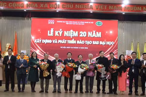 Tri ân Ban giám hiệu Trường ĐH Kinh doanh và Công nghệ Hà Nội và lãnh đạo Viện Đào tạo sau đại học.