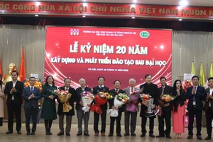 Tri ân Ban giám hiệu Trường ĐH Kinh doanh và Công nghệ Hà Nội và lãnh đạo Viện Đào tạo sau đại học.