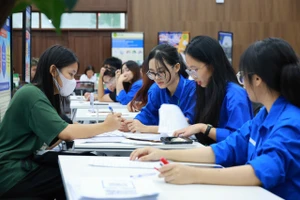 Sinh viên tình nguyện Học viện Nông nghiệp Việt Nam hỗ trợ tân sinh viên nhập học và khuyến khích các em tham gia và câu lạc bộ để phát triển kỹ năng sống. Ảnh: TG.