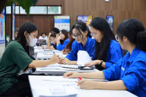 Sinh viên tình nguyện Học viện Nông nghiệp Việt Nam hỗ trợ tân sinh viên nhập học và khuyến khích các em tham gia và câu lạc bộ để phát triển kỹ năng sống. Ảnh: TG.