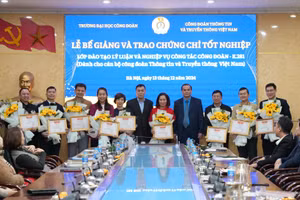 TS Nguyễn Đức Tĩnh và đồng chí Trần Vũ Hà chúc mừng các học viên có thành tích xuất sắc.