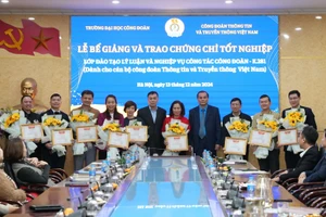 TS Nguyễn Đức Tĩnh và đồng chí Trần Vũ Hà chúc mừng các học viên có thành tích xuất sắc.