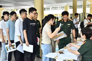 Thiếu tướng Trần Xuân Nam, Phó giám đốc Học viện Kỹ thuật Quân sự động viên, hỗ trợ sinh viên tham gia nhập học.