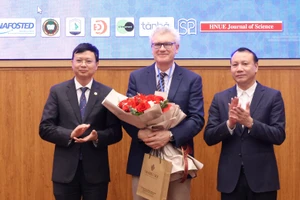 Lãnh đạo Trường ĐH Sư phạm Hà Nội tặng hoa chuyên gia quốc tế đến tham dự hội thảo.