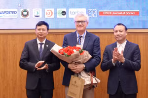 Lãnh đạo Trường ĐH Sư phạm Hà Nội tặng hoa chuyên gia quốc tế đến tham dự hội thảo.