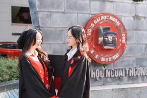 Sinh viên Trường ĐH Ngoại thương trong ngày tốt nghiệp.