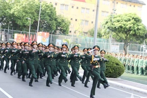 Duyệt đội ngũ tại Lễ khai giảng. Ảnh: Hồng Uyên.