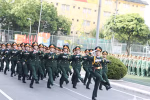 Duyệt đội ngũ tại Lễ khai giảng. Ảnh: Hồng Uyên.