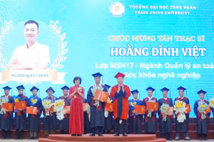 Học viện tự hào nhận bằng thạc sĩ.
