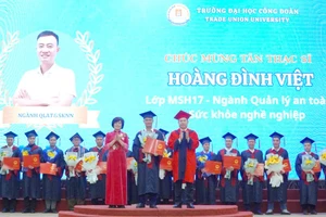 Học viện tự hào nhận bằng thạc sĩ.