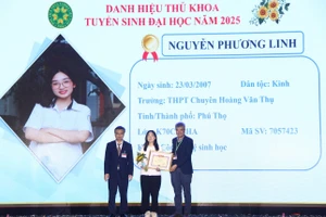 Lãnh đạo Học viện Nông nghiệp Việt Nam trao Giấy khen cho sinh viên Nguyễn Phương Linh - Thủ khoa đầu vào kỳ tuyển sinh năm 2025.