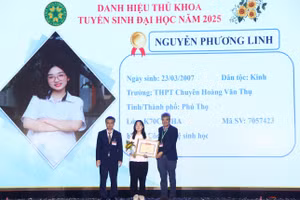 Lãnh đạo Học viện Nông nghiệp Việt Nam trao Giấy khen cho sinh viên Nguyễn Phương Linh - Thủ khoa đầu vào kỳ tuyển sinh năm 2025.