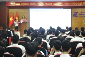 Sinh viên thuyết trình đề tài tại hội nghị.